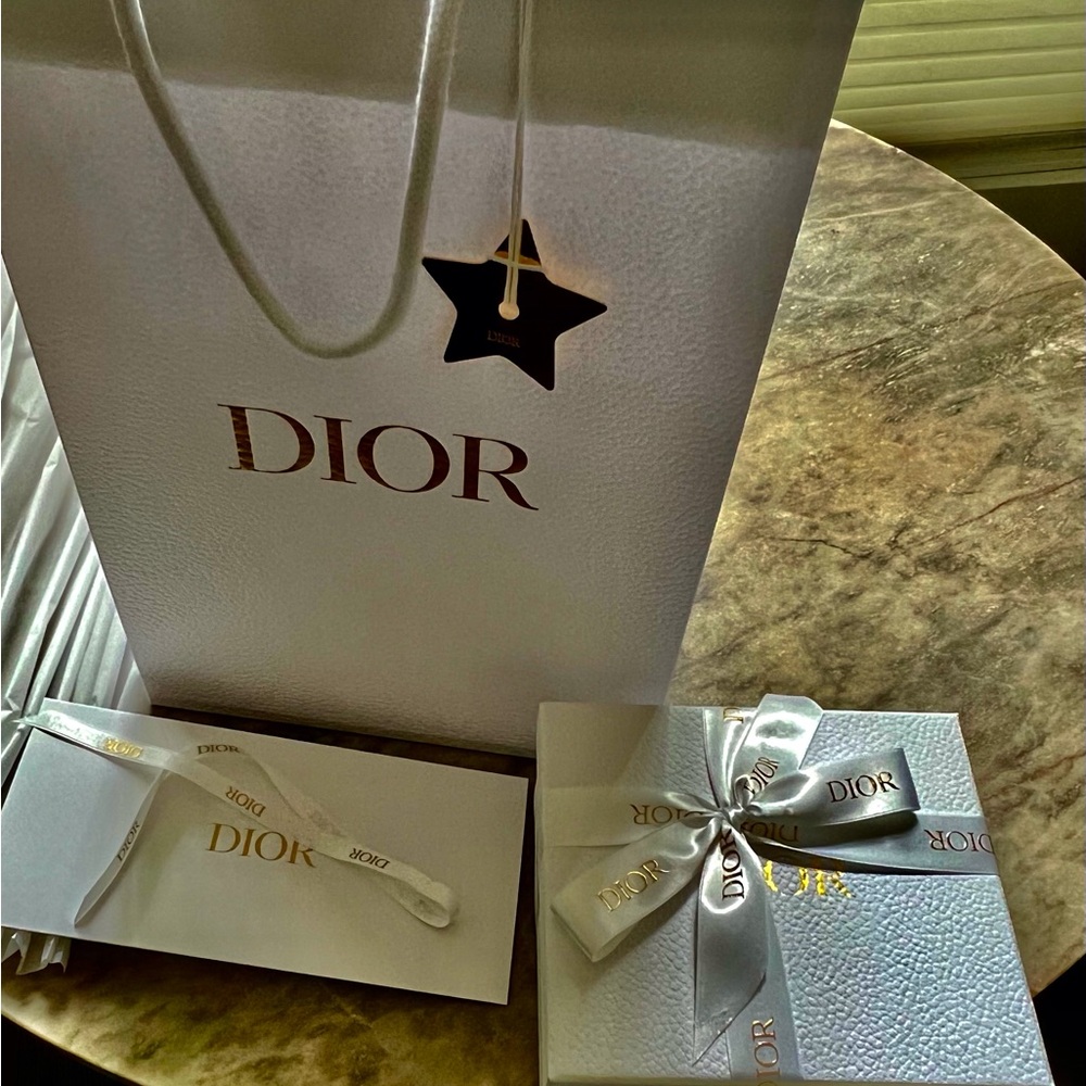 DIOR packaging - 7 pieces ⭐️ includes charm
